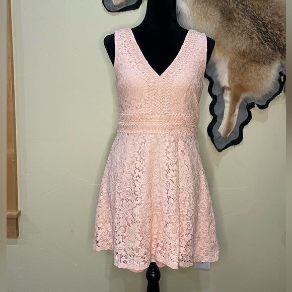 Francesca Lace Sleeveless Dress Fit and Flare V Neck Peach Medium - Picture 1 of 3